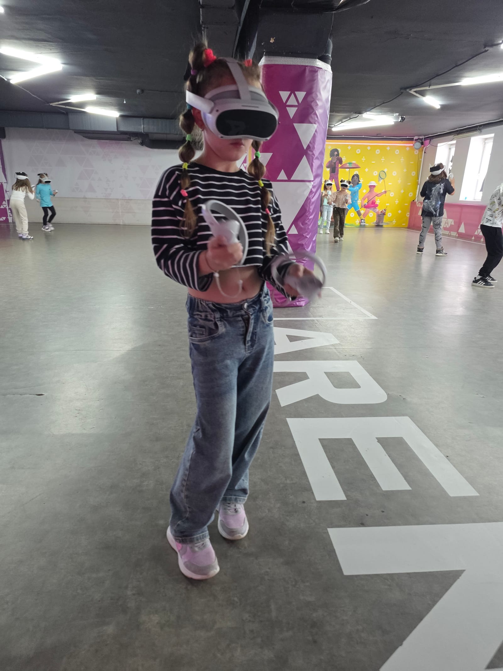 Дети в VR-шлемах на детском празднике во Владимире