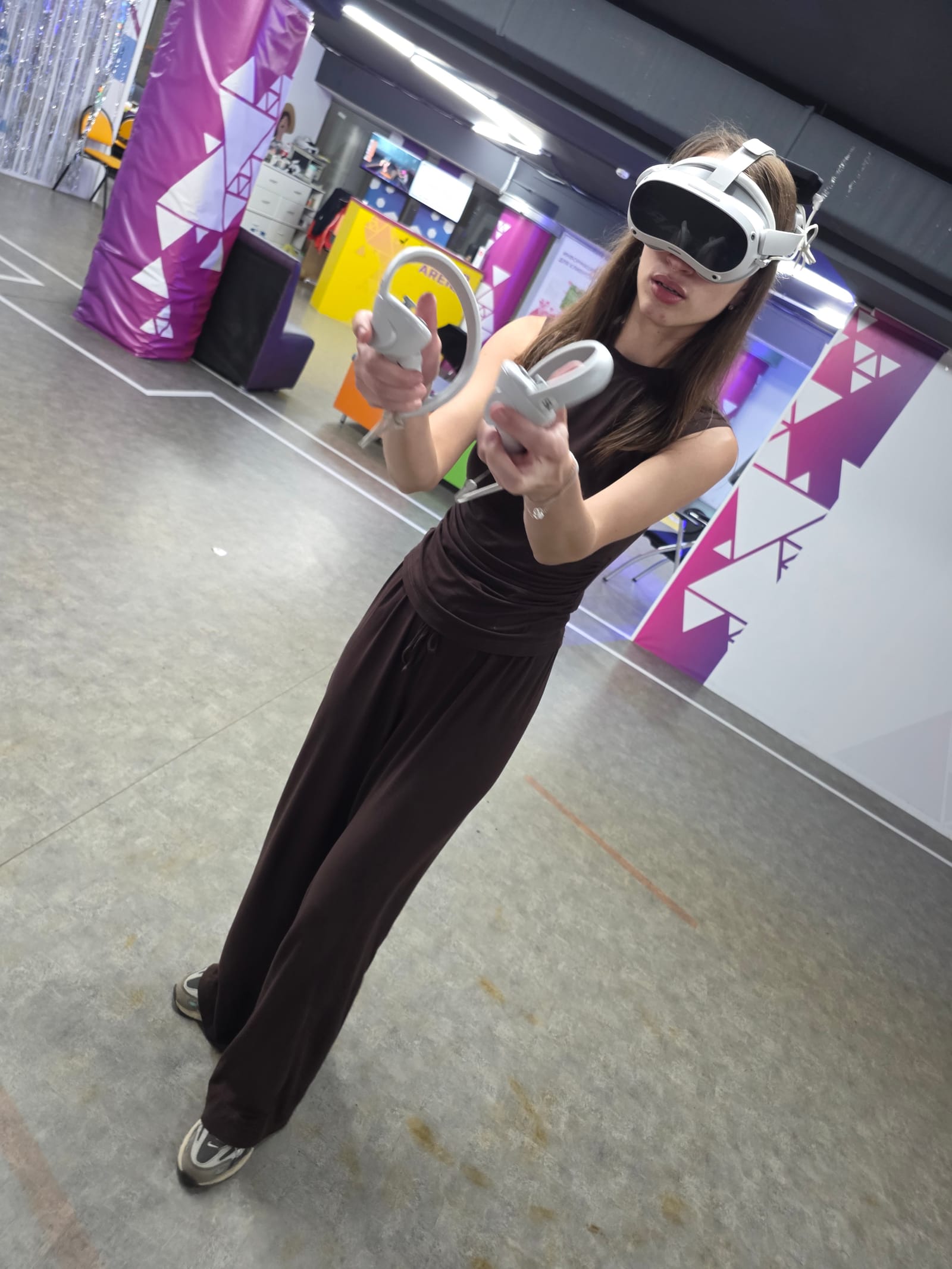 Взрослая компания играет на VR-арене во Владимире