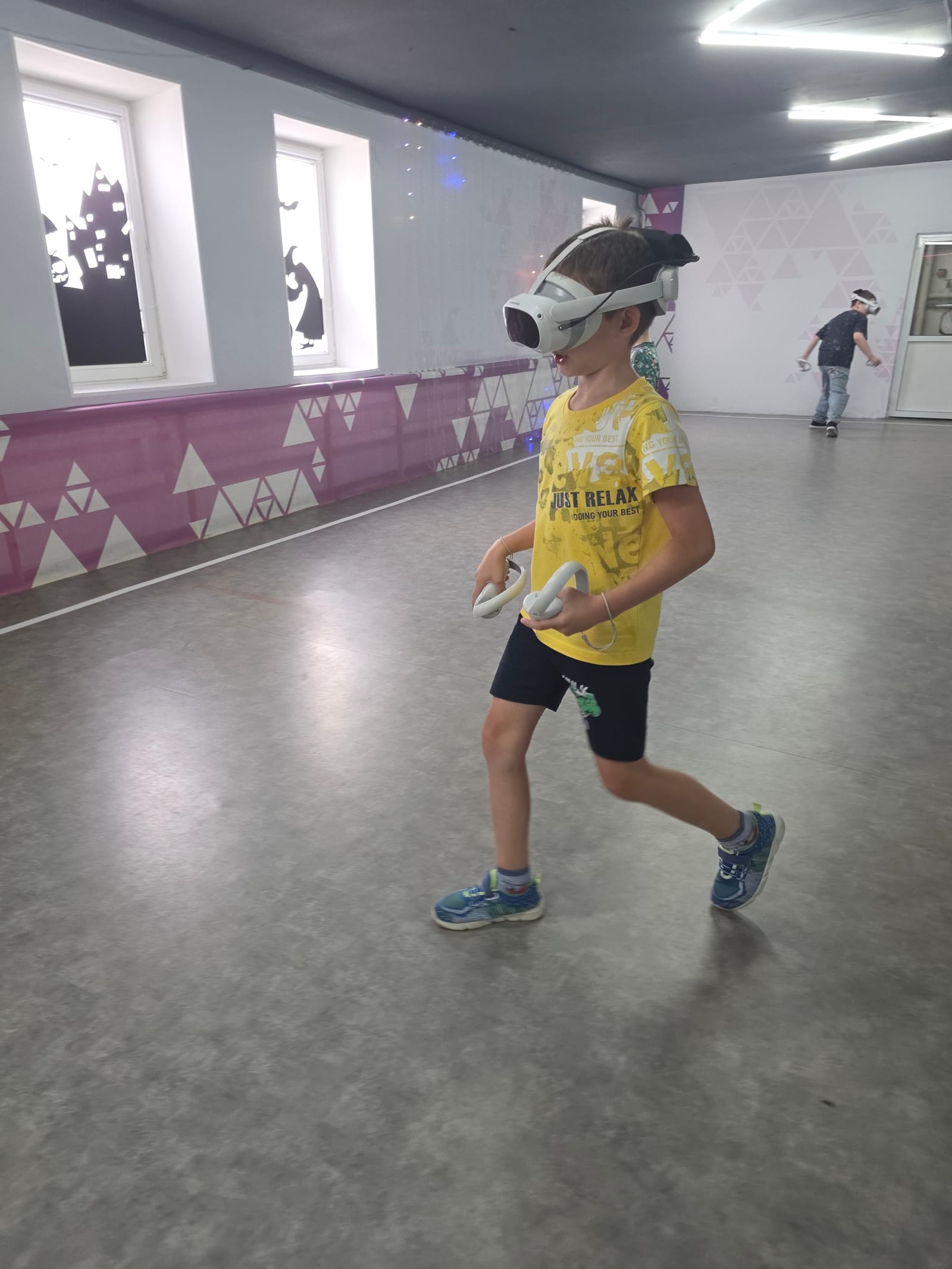 Игрок в шлеме в страшном VR-квесте Horror во Владимире